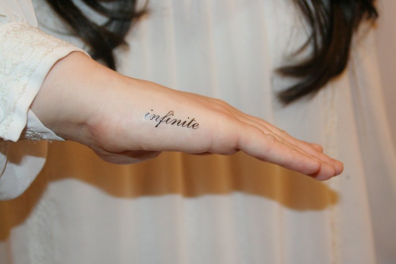 Krásné tetování na okraji dlaně