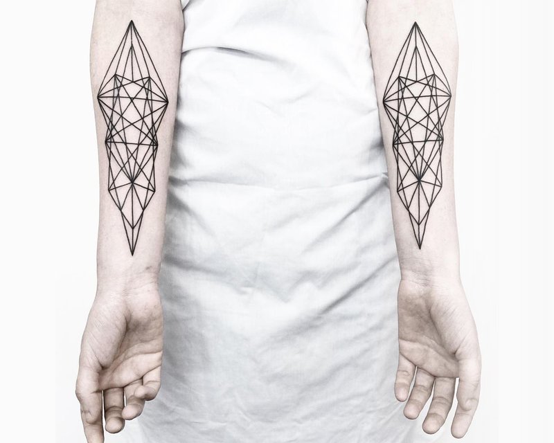 Geometrische tatoeages op de armen