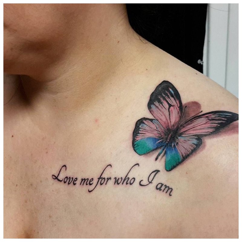 Papillon lumineux - tatouage de la clavicule