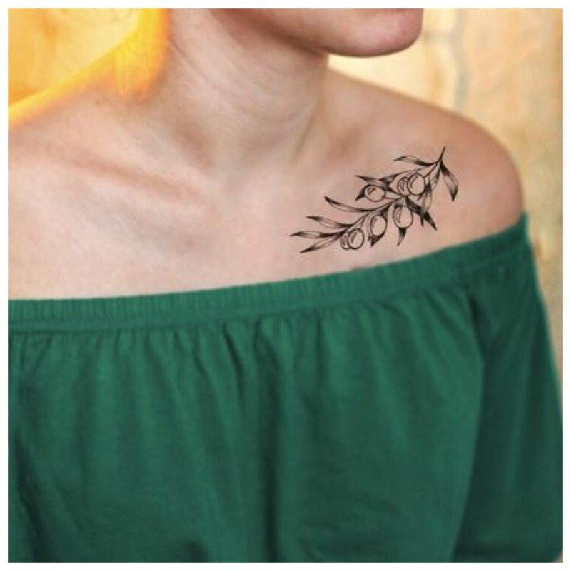 Tatuiruotė merginos šakele ant apykaklės