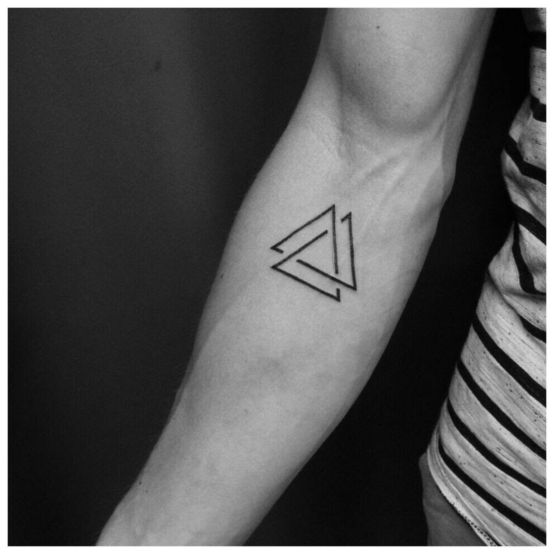 To trekant tatovering