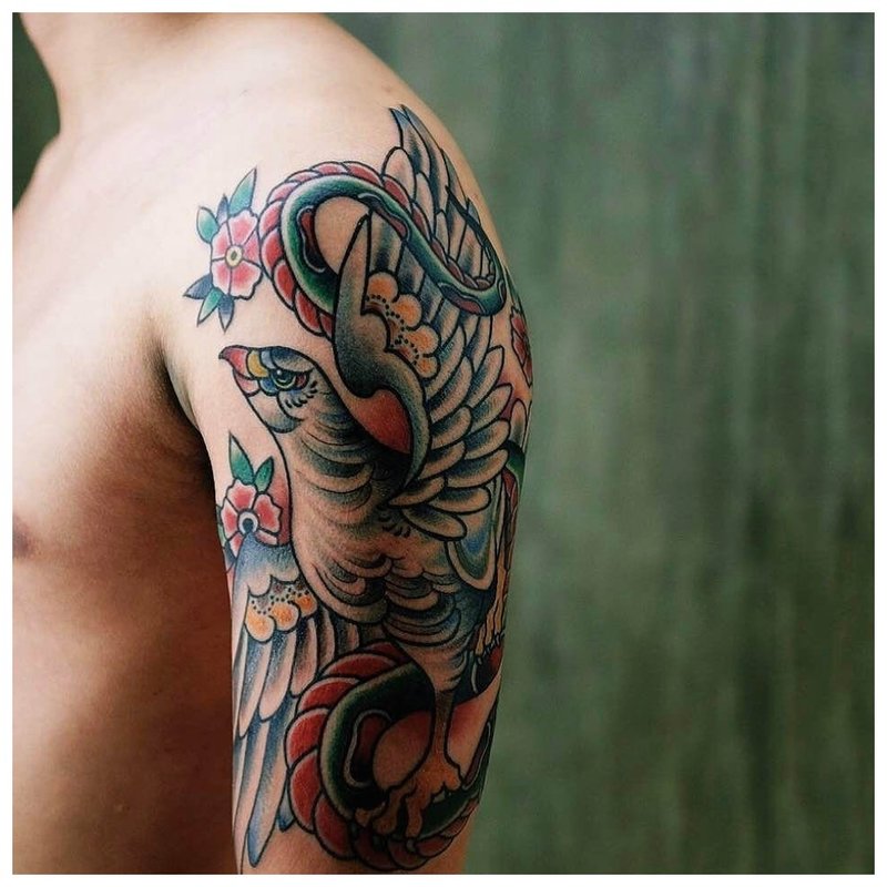 Tatuaj cu o pasăre pe umăr