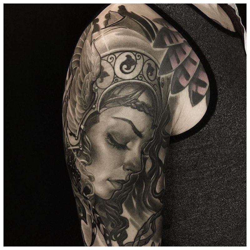 Татуировка момиче на рамото