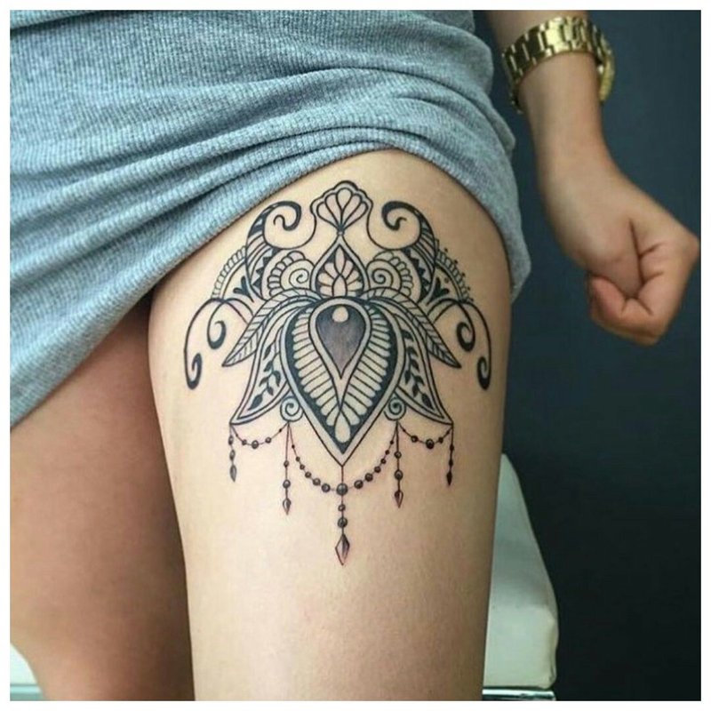 Een symbolische tatoeage op het been van het meisje