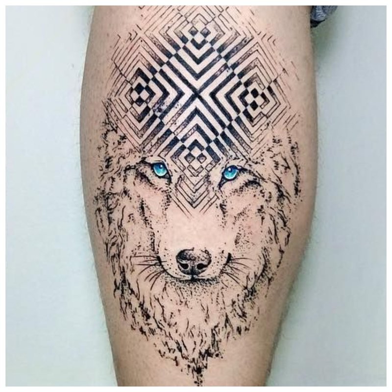 De symbolische tatoeage van een wolf in een man op kaviaar