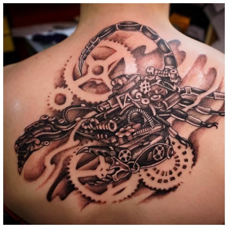 Steampunk-tatoeage op de rug