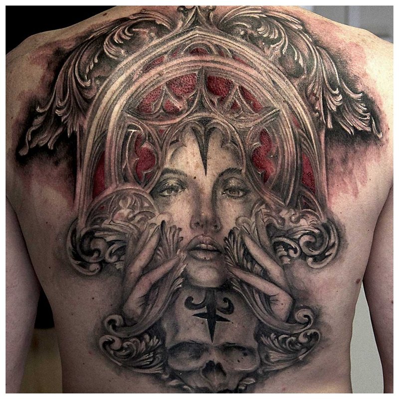 Tatuaj gotic înapoi