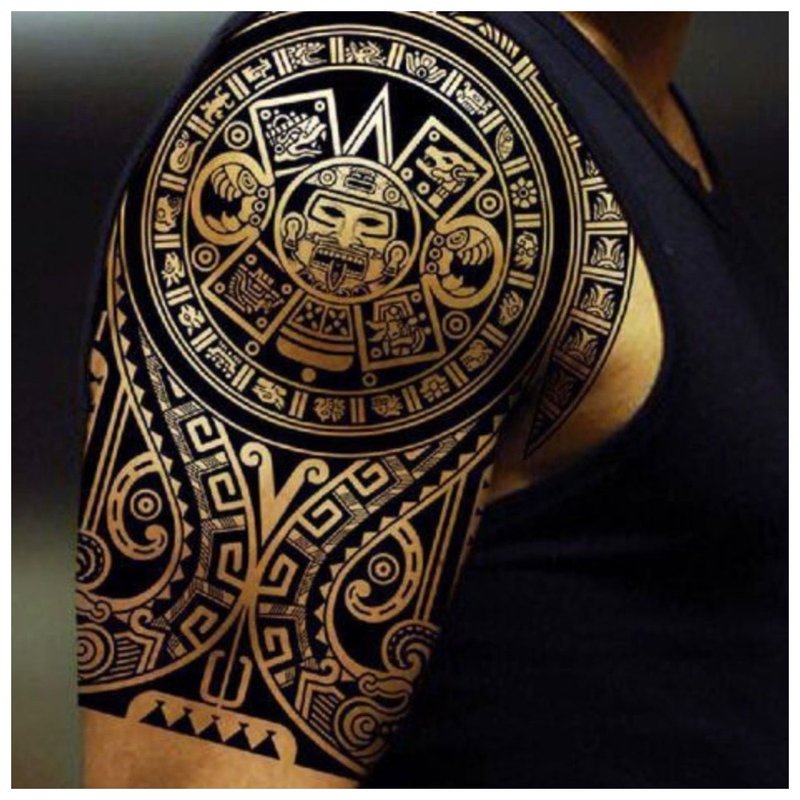 Mayské tetování na rameni
