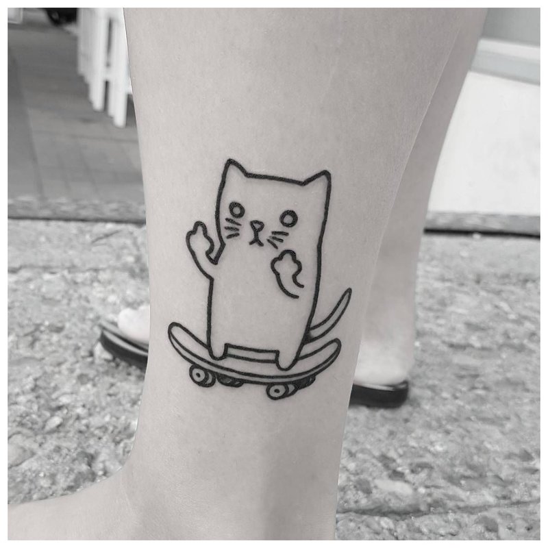 Pisica de tatuaj de mână