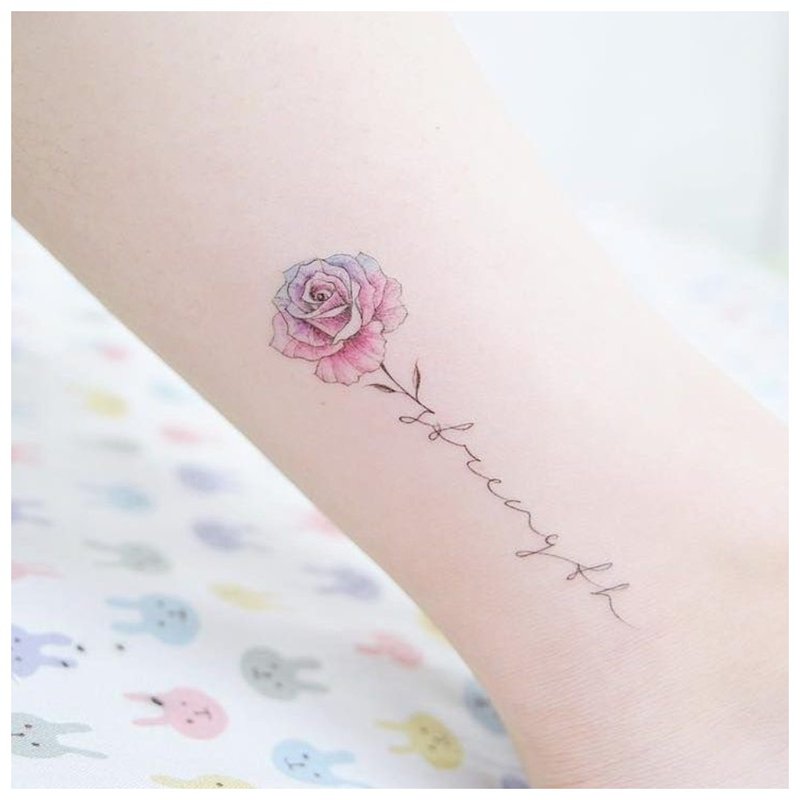 Piękny kwiat na tatuaż
