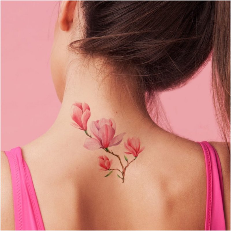 Delikatny tatuaż kwiatowy z tyłu głowy