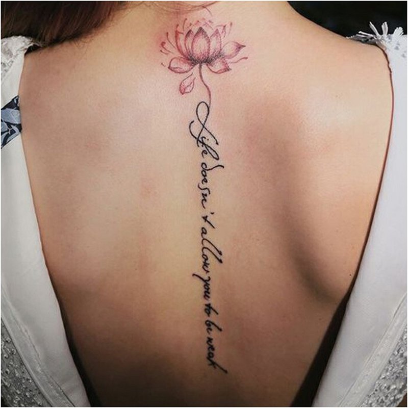 Gėlių tatuiruotė su užrašu