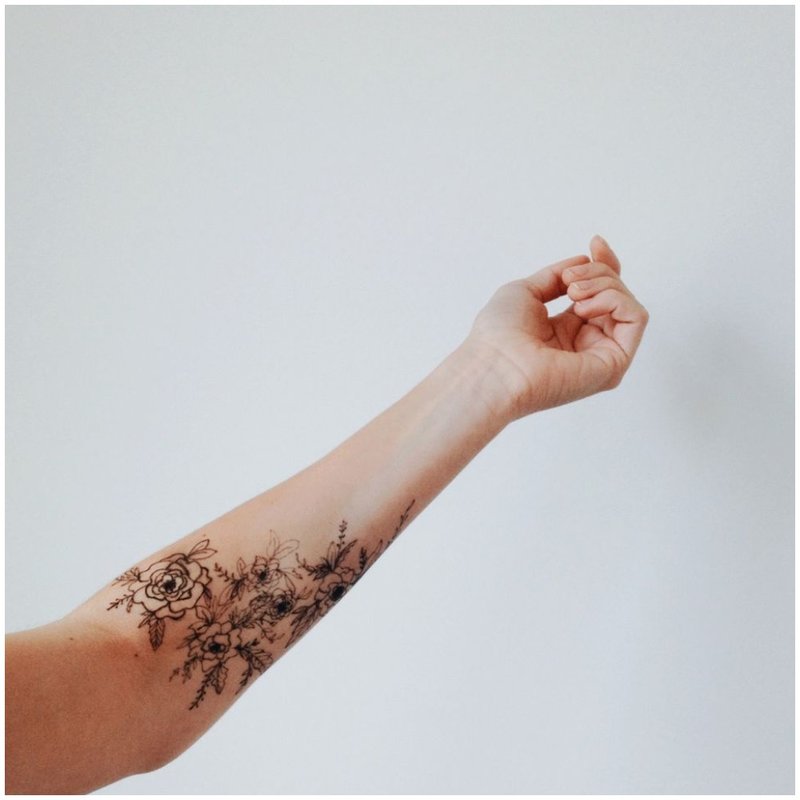 Tatuiruotė ant rankos su gėlėmis