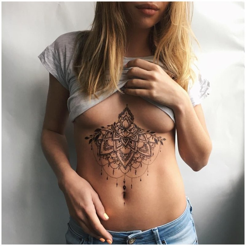 Konturowy tatuaż pod klatką piersiową i brzuchem