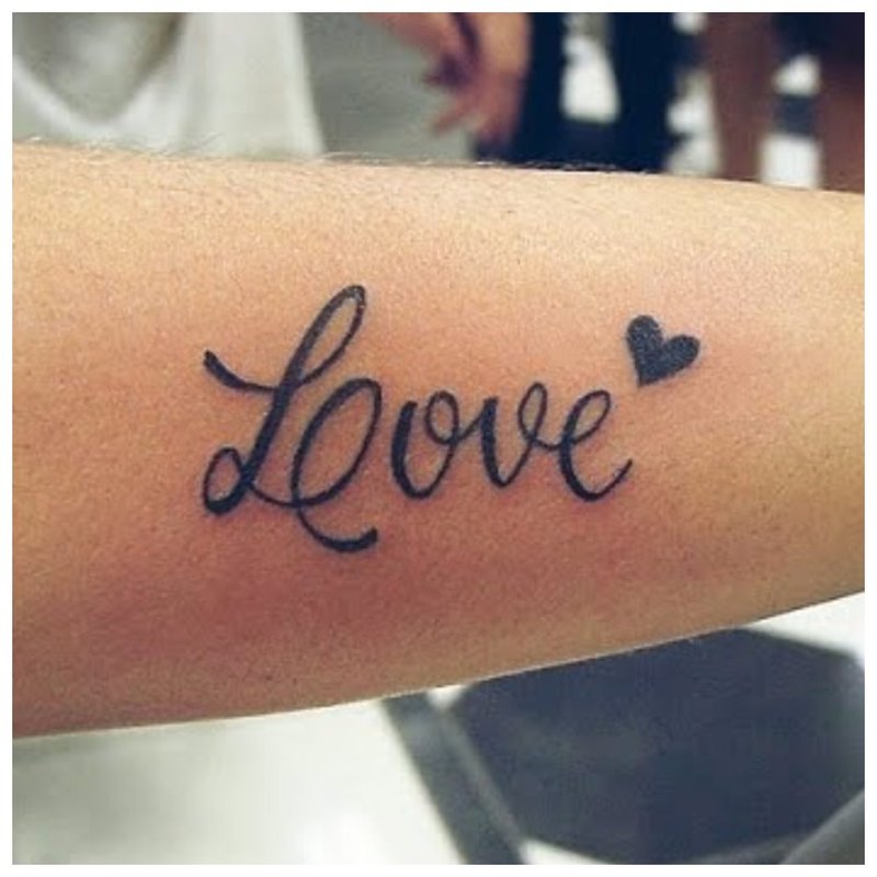 Inscriptie liefde op tattoo hand