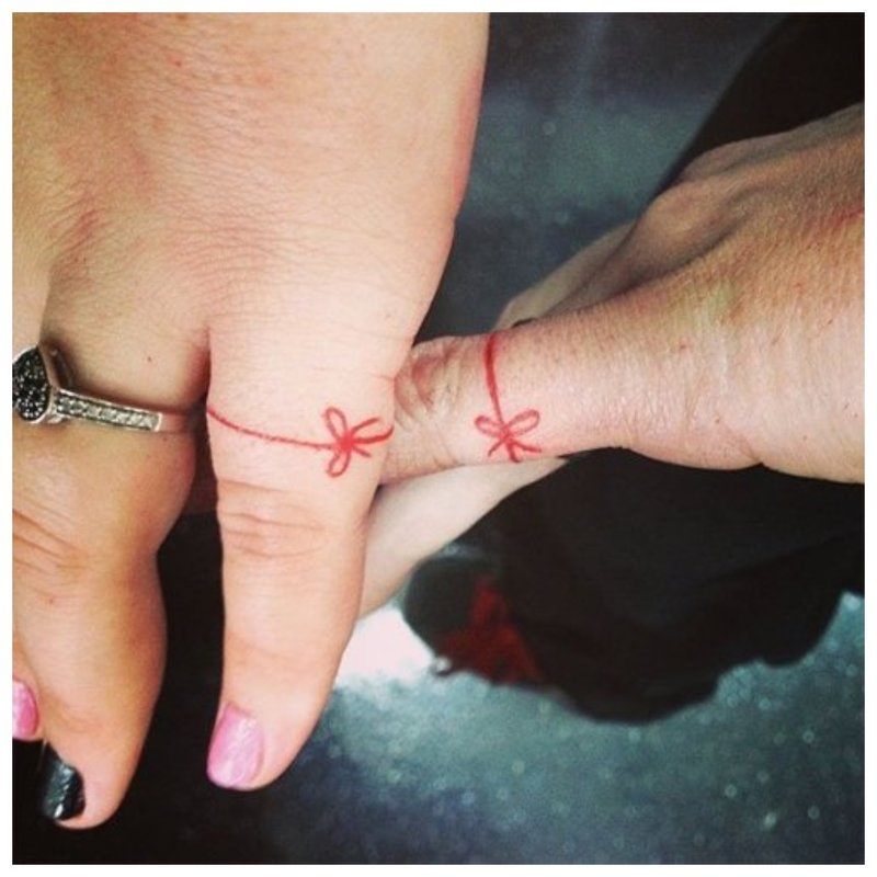 Tatuaj pe degetele îndrăgostiților