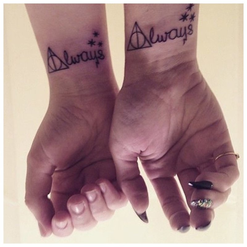 Tatuaj pentru un cuplu pe încheietura mâinii