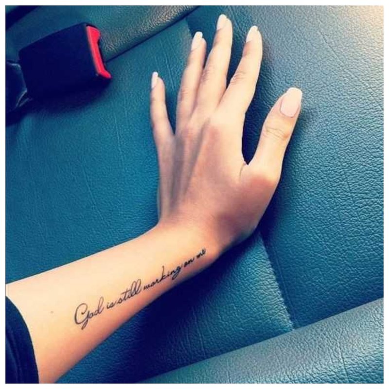 Tatuaż ręcznie napis