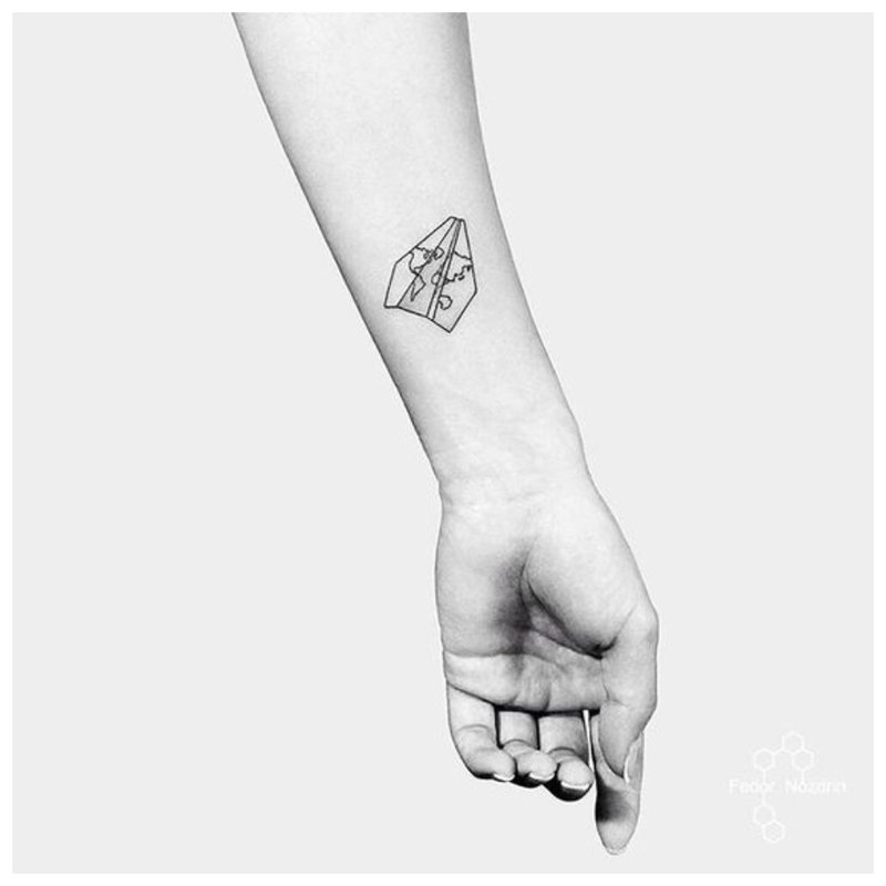 Tatuaj frumos pe încheietura mâinii