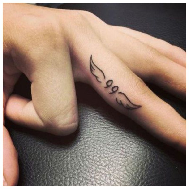 Tatuaj pe degetul unui bărbat