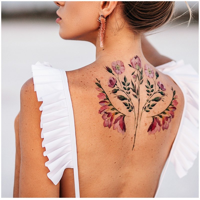 Gėlių tatuiruotė su akvarele