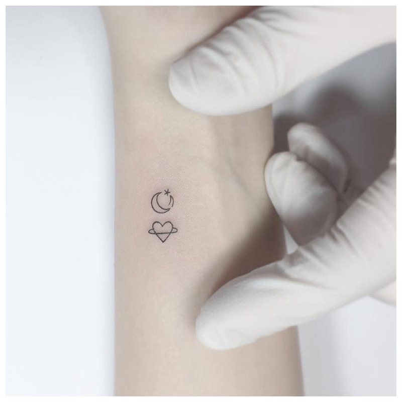 Mini tatovering hjerte og måne