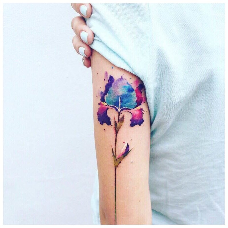 Tatuaż jasny kwiat