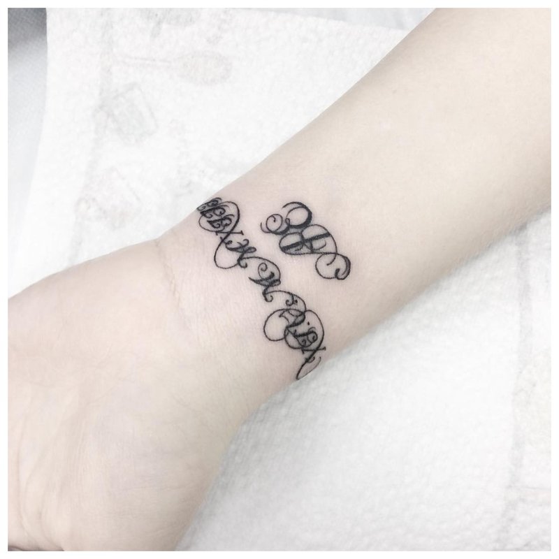 Originalus užrašo tatuiruotė ant riešo
