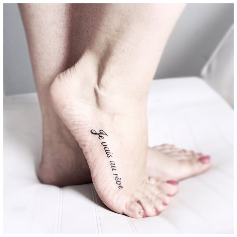 Tetoválás a lábánál