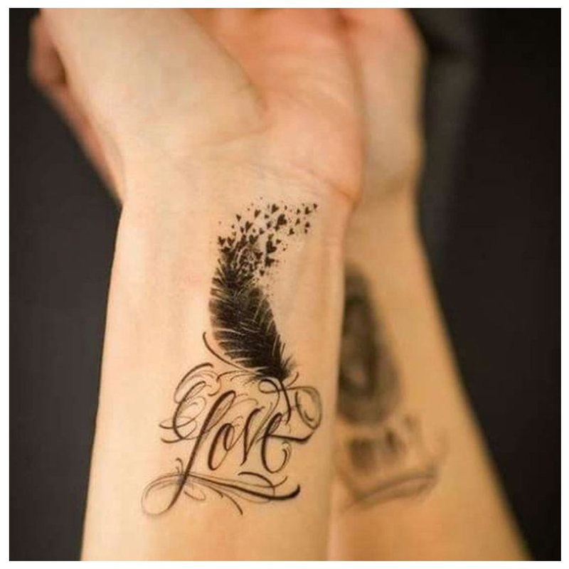 Tatuiruotės užrašas su plunksna