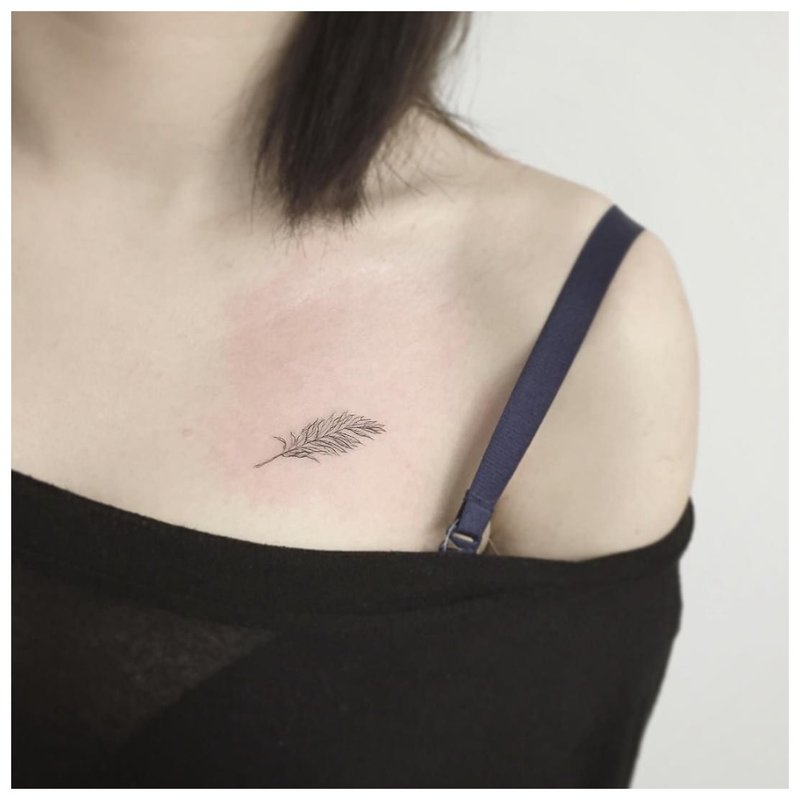 Jemné tetovací pero pod klíční kost