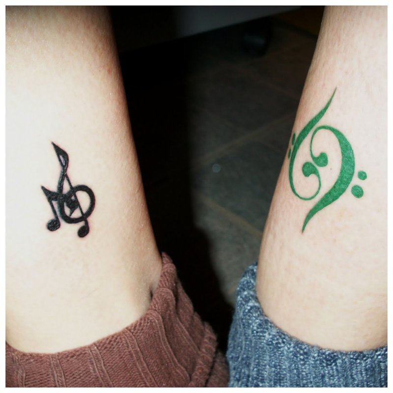 Muzikinis ženklas suporuotas tatuiruotė