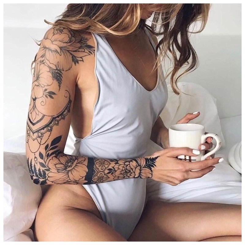 Tatuaj feminin cu braț complet