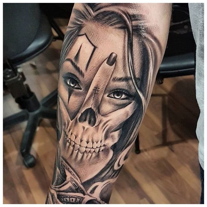 Drzý muž tetování na paži