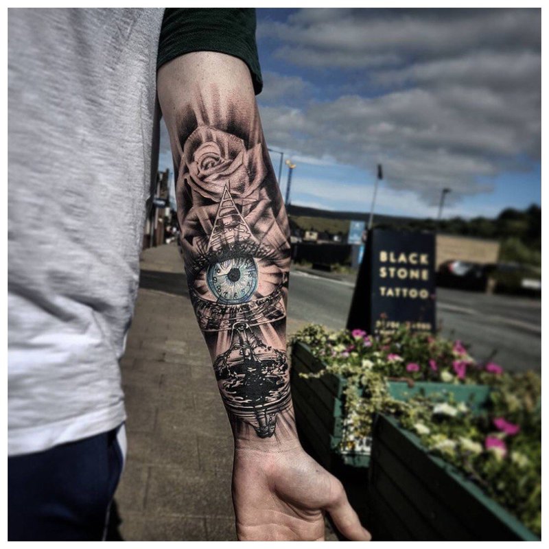Tatuaj misterios cu brațul tipului