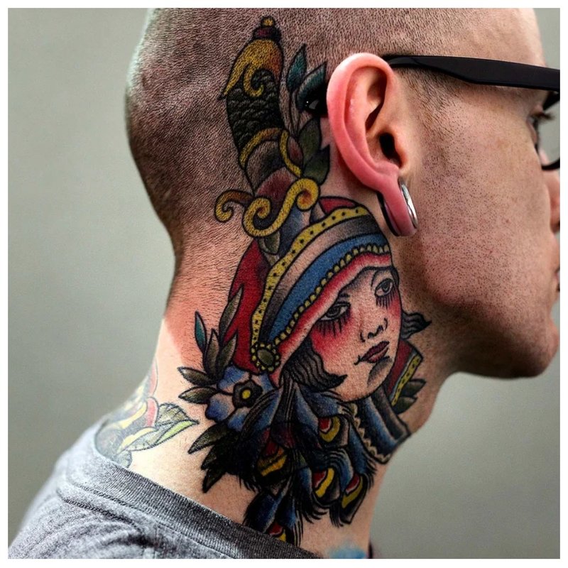 Ryški tatuiruotė ant kaklo už ausies
