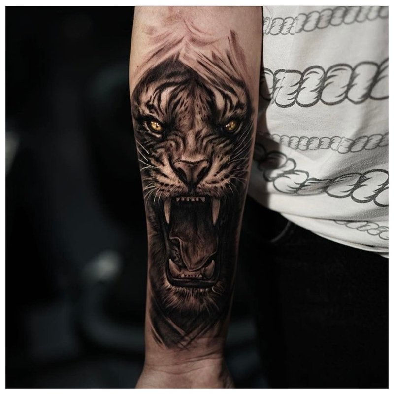 Lys tatovering på en manns underarm