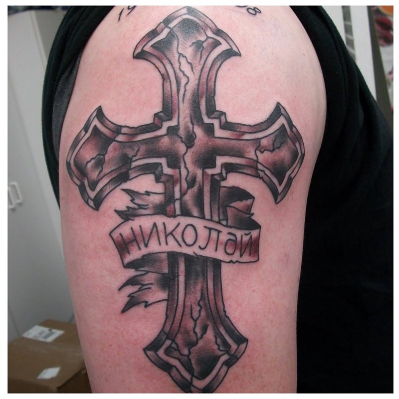 Krzyż tatuaż napis