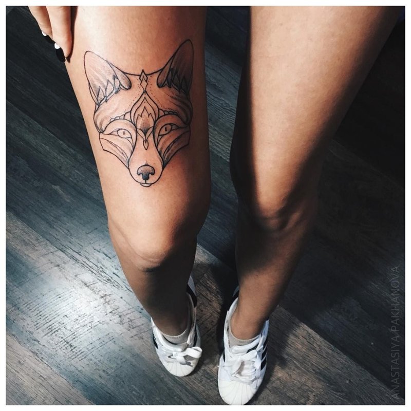 Visage de loup - tatouage sur la jambe de la fille