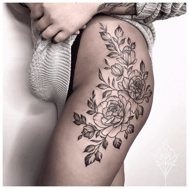 Tema florală pentru tatuajul șoldului