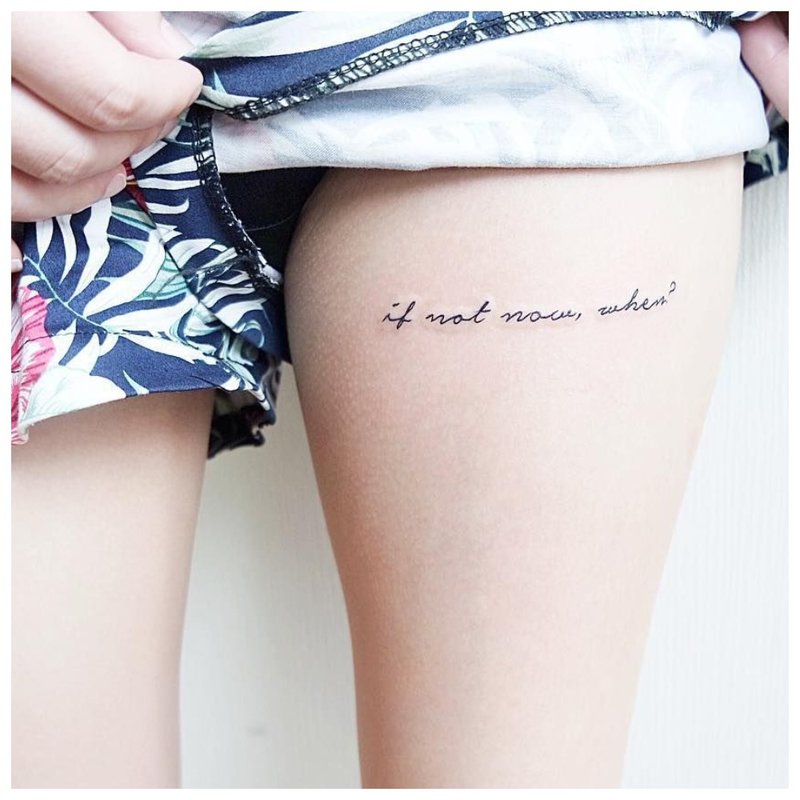 Mooie tattoo-inscriptie op het been
