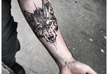 Татуировка на вълк на мъжка ръка