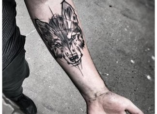 Vlčí tetovanie na mužskej ruke