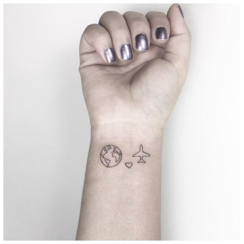 Maža riešo tatuiruotė kelionių entuziastams