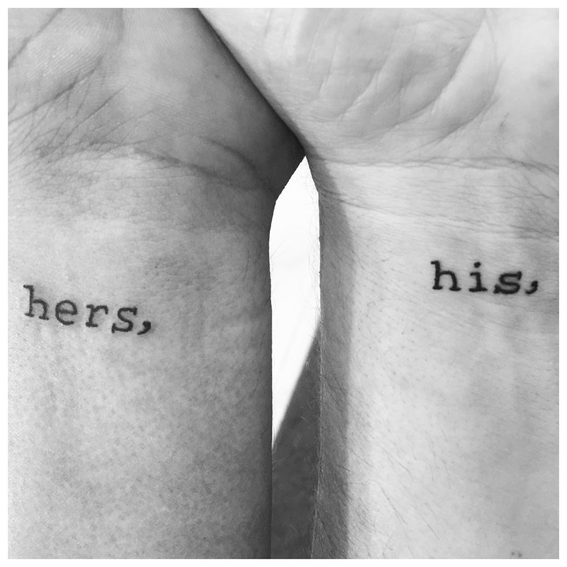 Надписът под формата на татуировка върху ръцете на влюбените