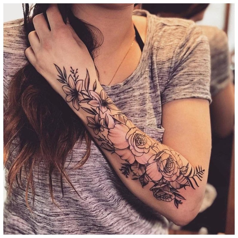 Eredeti tetoválás egy lány a teljes karján