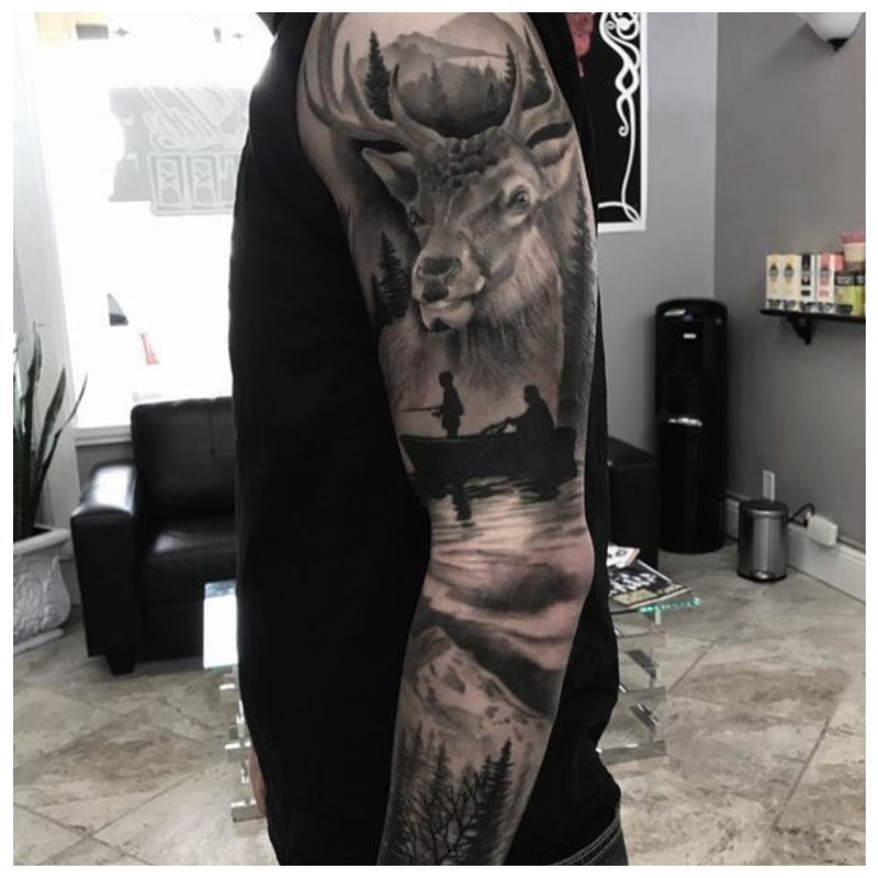 Symboliczny tatuaż na ramieniu mężczyzny