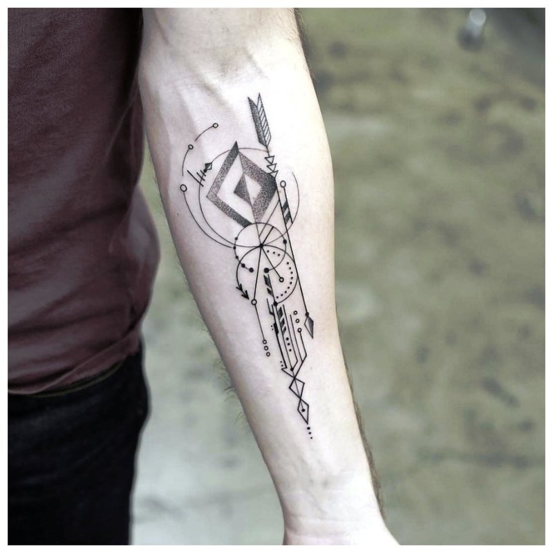 Tatuaj de dimensiuni medii pe brațul tipului