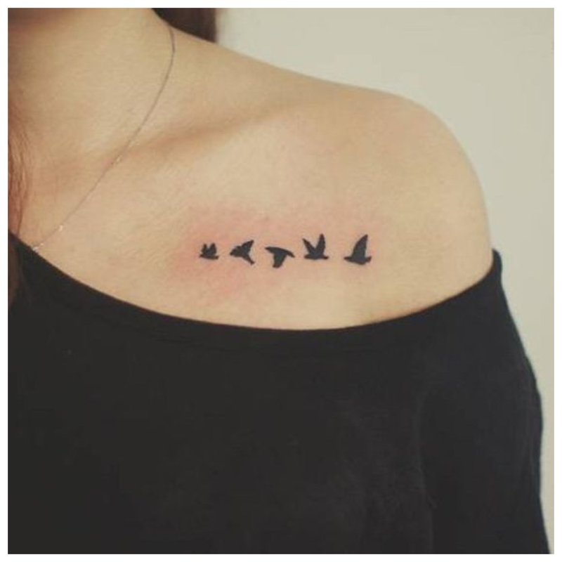 Tatuaż obojczyka ptaka