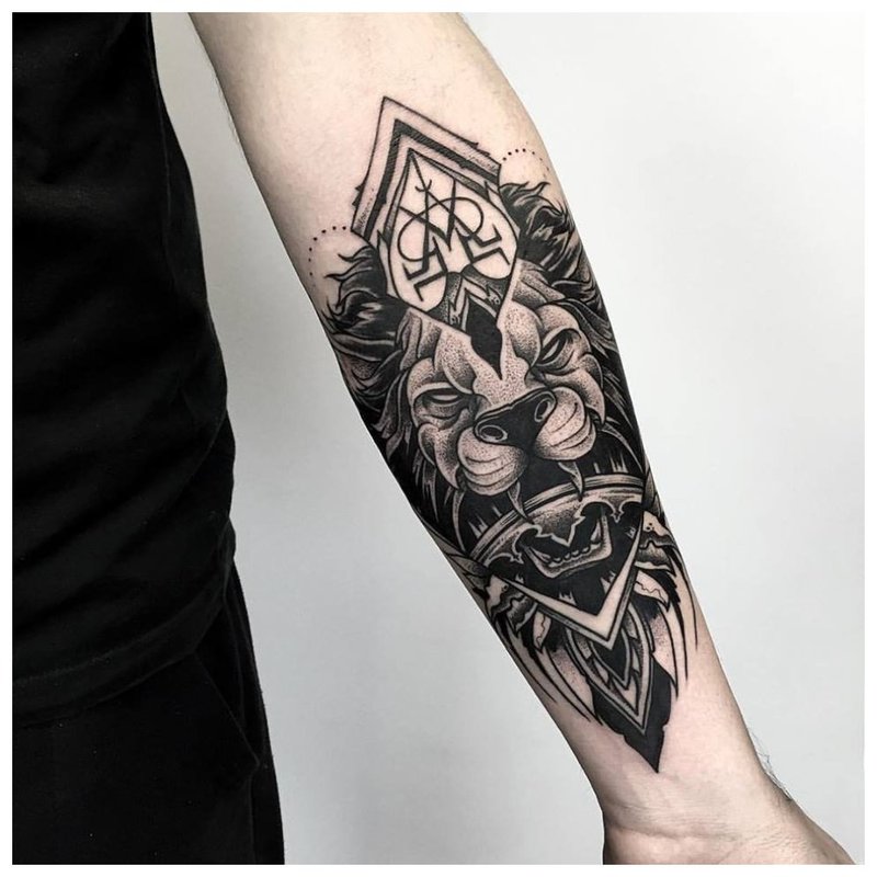 Tatuiruotė su gyvūnais ant vyro dilbio